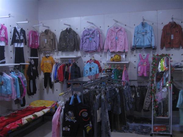 圆丫梦时尚童装店铺展示