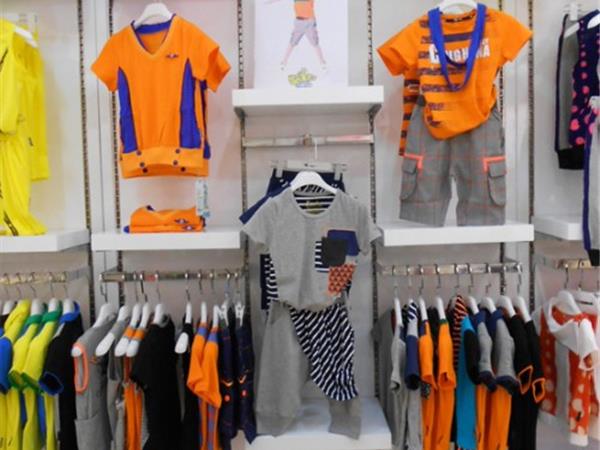 中阁娃娃青少年装店铺展示
