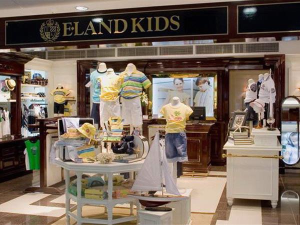 依恋青少年装店铺展示