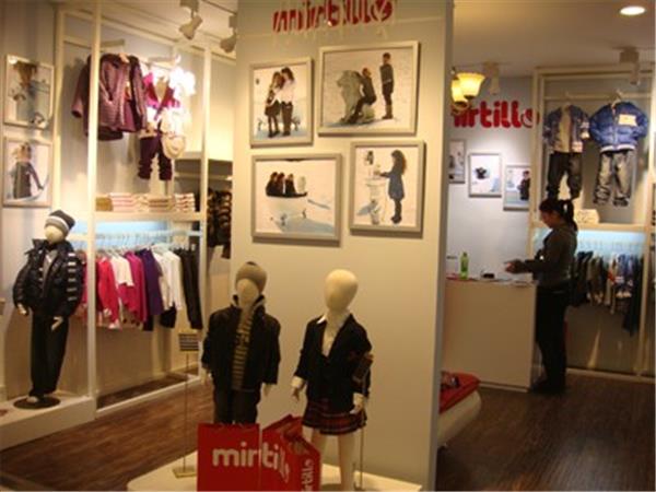 米提诺时尚童装店铺展示