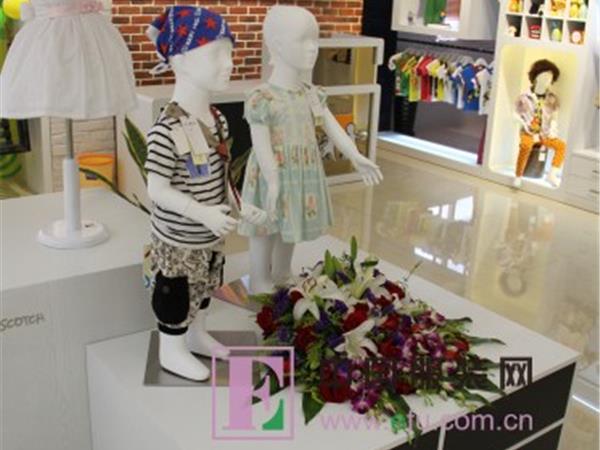 跳格子时尚童装店铺展示
