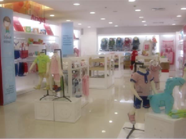 小天使时尚童装店铺展示