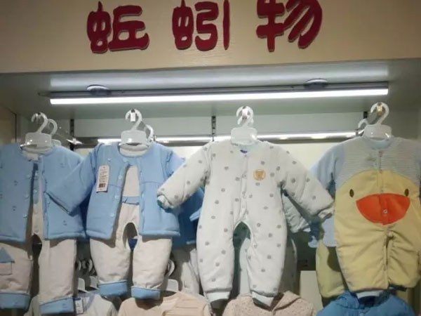 蚯蚓物时尚童装店铺展示
