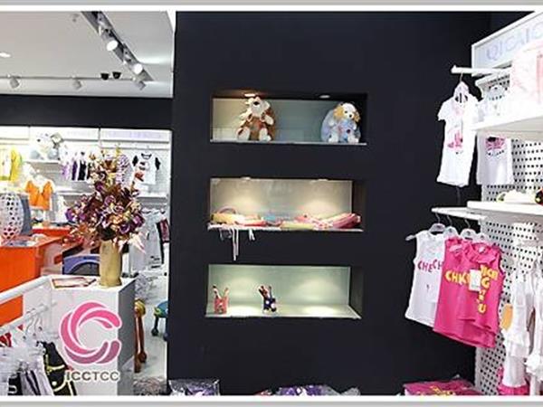 七彩城时尚童装店铺展示