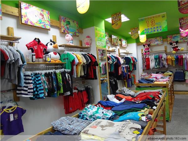 爱宝屋时尚童装店铺展示
