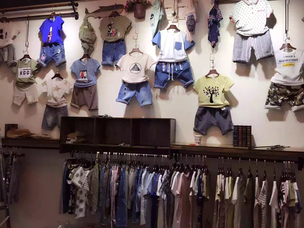金果果韩版童装店铺展示