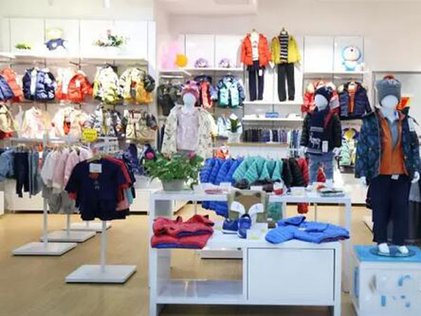 马卡乐婴童装店铺展示