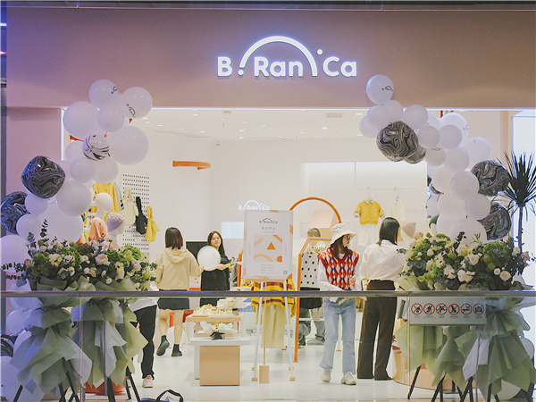 布兰卡潮牌店铺展示