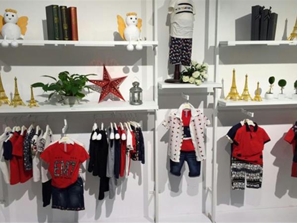 EM7时尚童装店铺展示