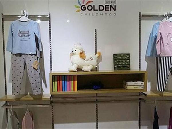 金色童年时尚童装店铺展示