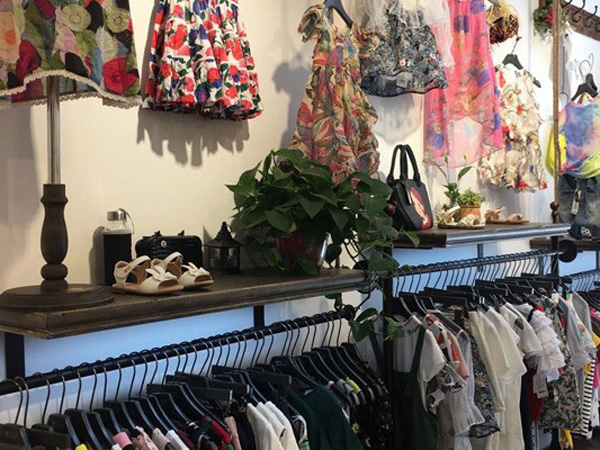 童迩丹青少年装店铺展示