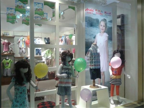 安迪鹿儿婴童装店铺展示