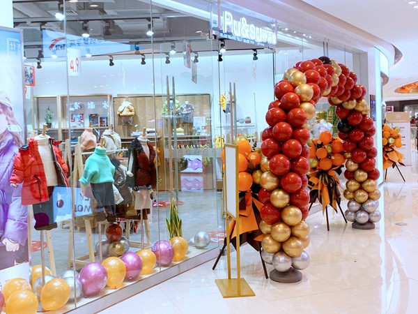 朴与素时尚童装店铺展示