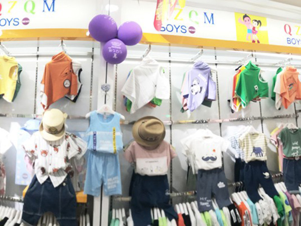 七仔七妹时尚童装店铺展示