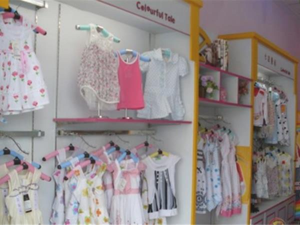 七彩童话青少年装店铺展示