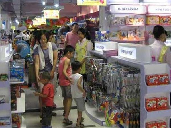 可爱可亲婴童装店铺展示
