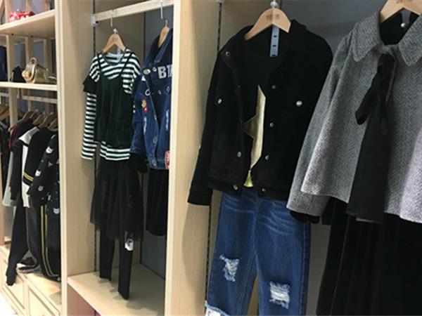 布童凡想时尚童装店铺展示