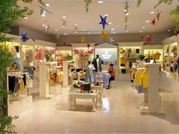 童话故事时尚童装店铺展示