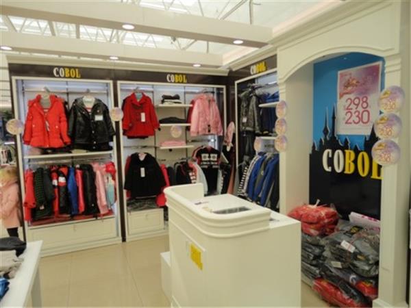 可贝鲁时尚童装店铺展示
