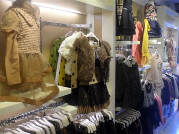 俄梅戛青少年装店铺展示