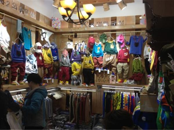 蚯蚓物时尚童装店铺展示
