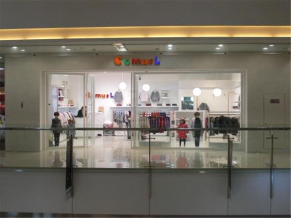 哥曼诗婴童装店铺展示