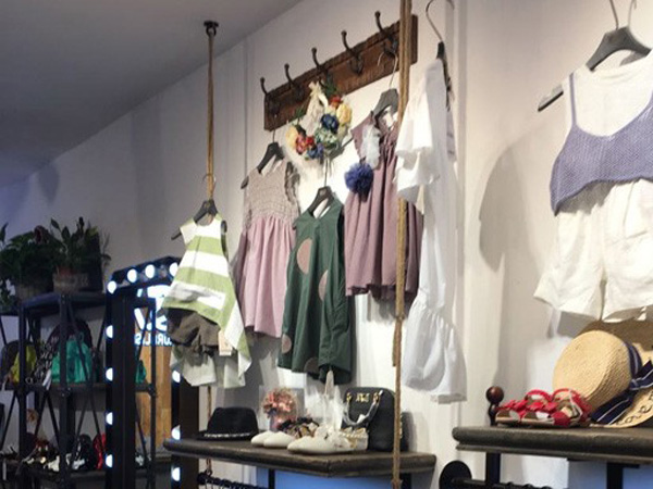 童迩丹青少年装店铺展示