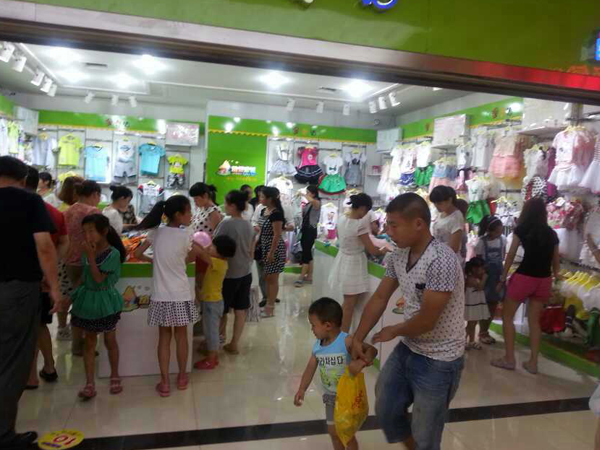 动漫童话时尚童装店铺展示