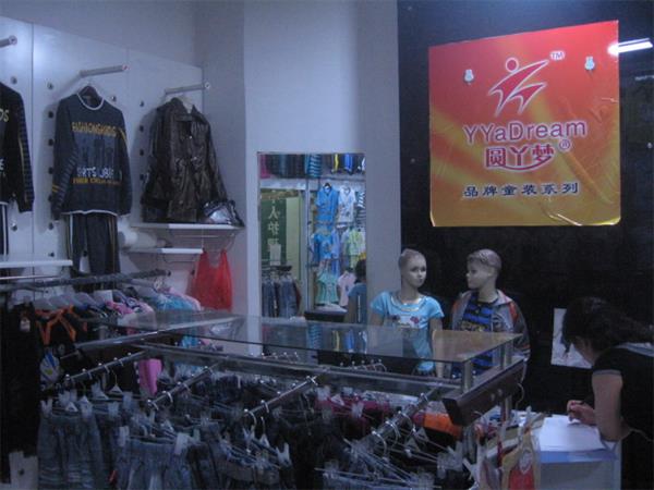 圆丫梦时尚童装店铺展示