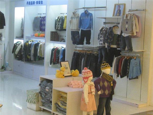 安徒生婴童装店铺展示