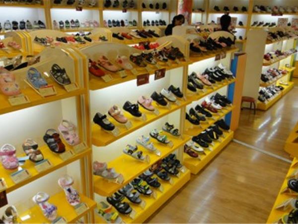 四季熊童鞋时尚童装店铺展示
