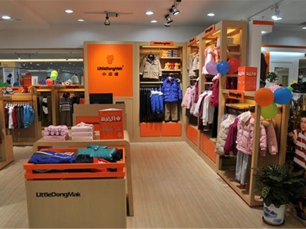小当唛时尚童装店铺展示