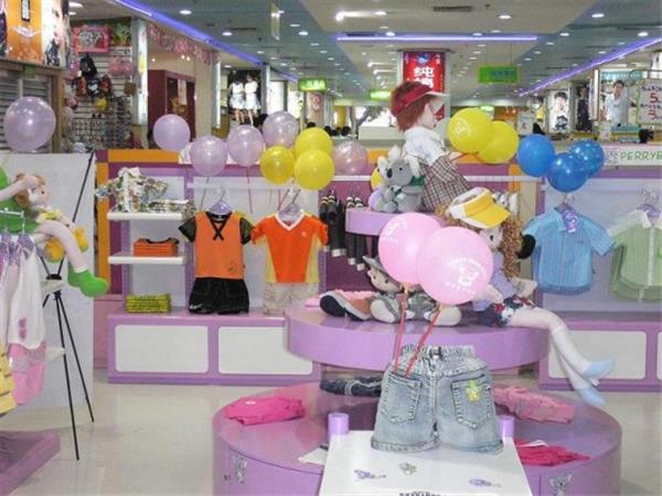 卡乐熊时尚童装店铺展示