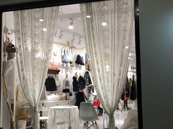 斑尚潮童时尚童装店铺展示