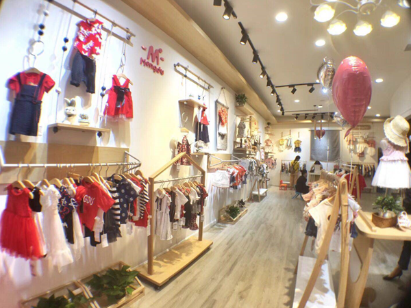 萌度时尚童装店铺展示