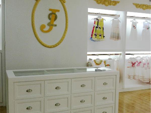 J2时尚童装店铺展示