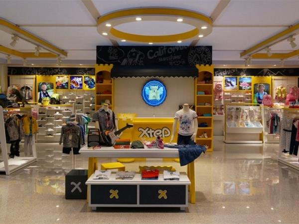 特步时尚童装店铺展示