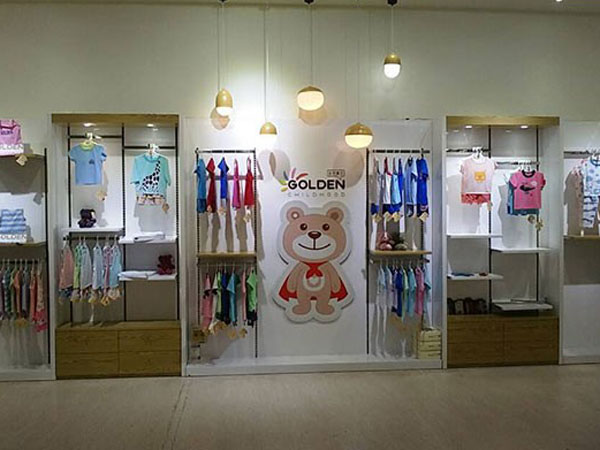 金色童年时尚童装店铺展示