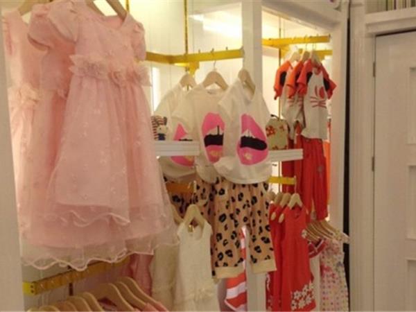 宝贝丫榜样时尚童装店铺展示