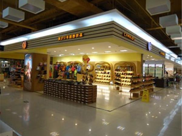 小骆驼时尚童装店铺展示
