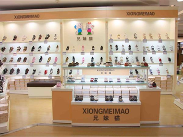 兄妹猫婴童装店铺展示