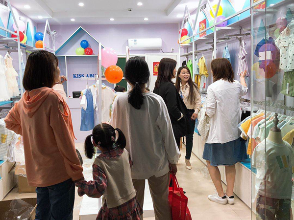 KISS ABC时尚童装店铺展示