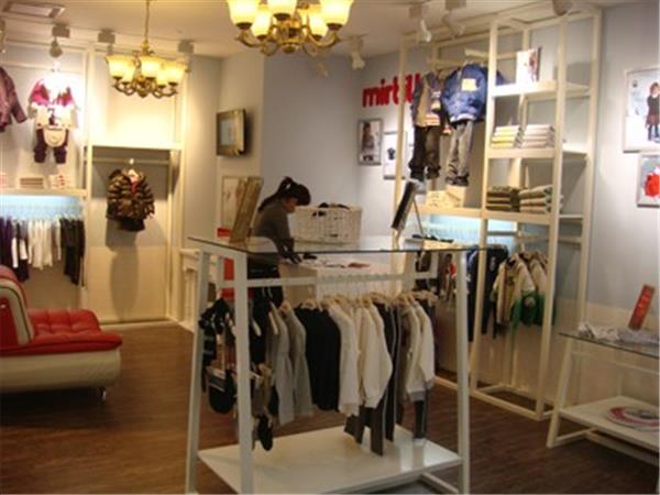 米提诺时尚童装店铺展示