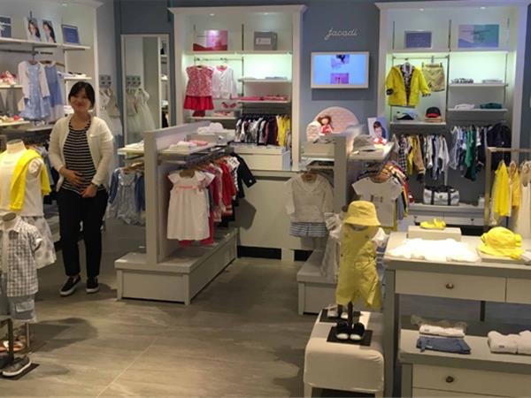 亚卡迪时尚童装店铺展示