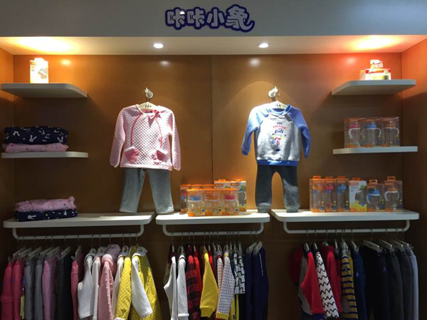 咔咔小象时尚童装店铺展示