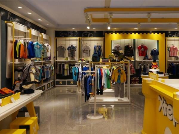 特步时尚童装店铺展示