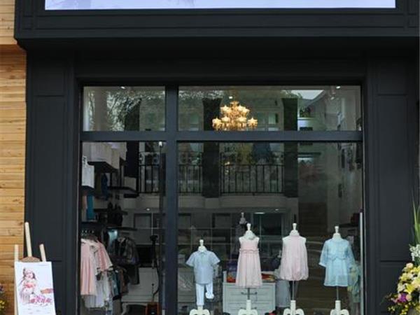 威格璐丝时尚童装店铺展示