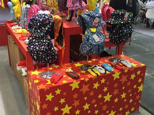 诗克恰时尚童装店铺展示