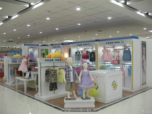 安徒生婴童装店铺展示