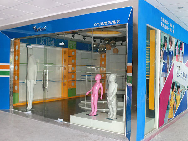 兴童园服时尚童装店铺展示